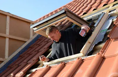 Pose de fenêtre de toit et velux par un couvreur à Ayguemorte-les-Graves